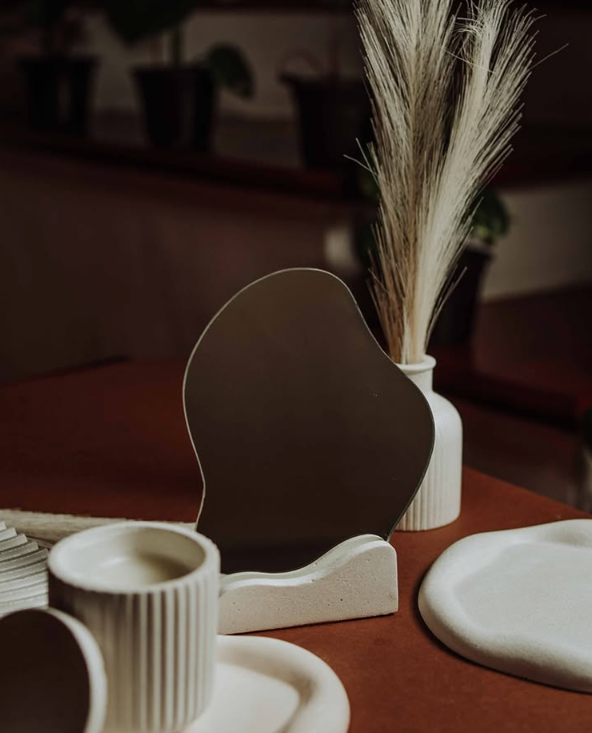 WaveBase multifunkční podstavec a držák zvlněný z betonu