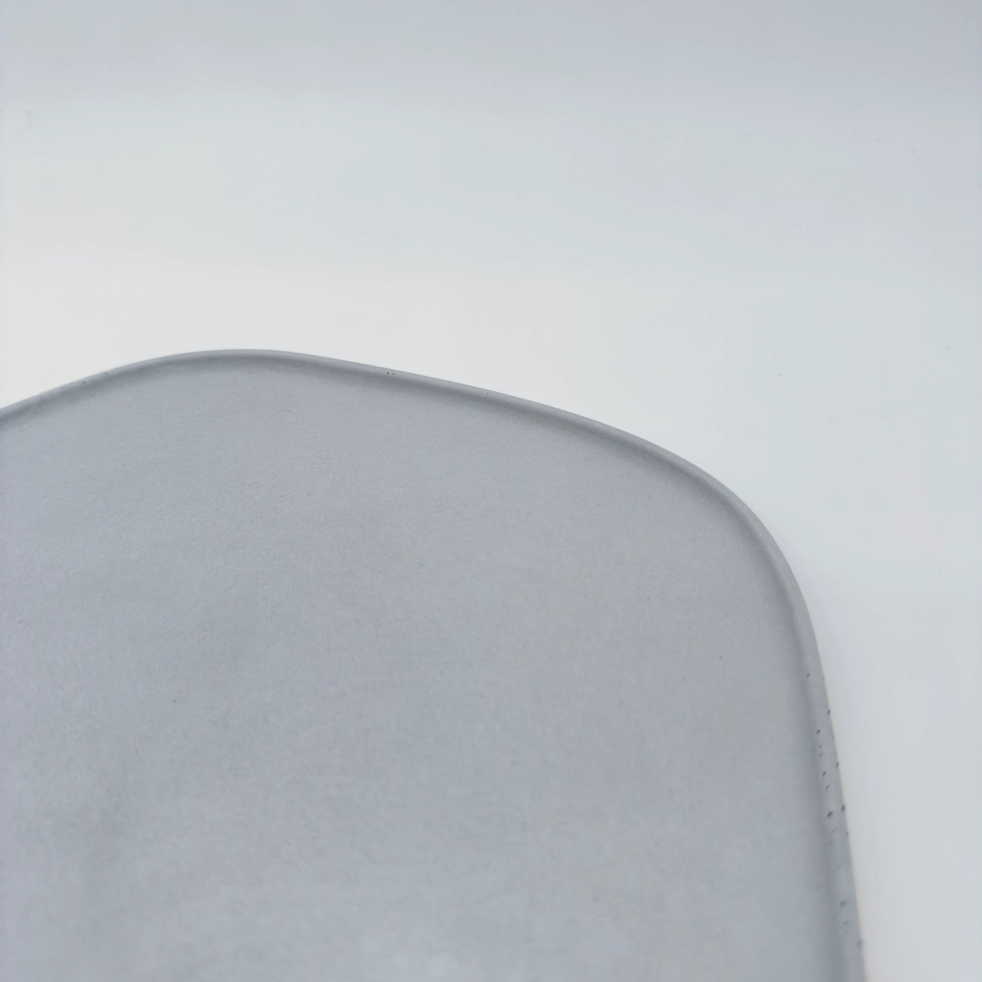 Anomala Podnos asymetrický z UHPC betonu 42x26cm