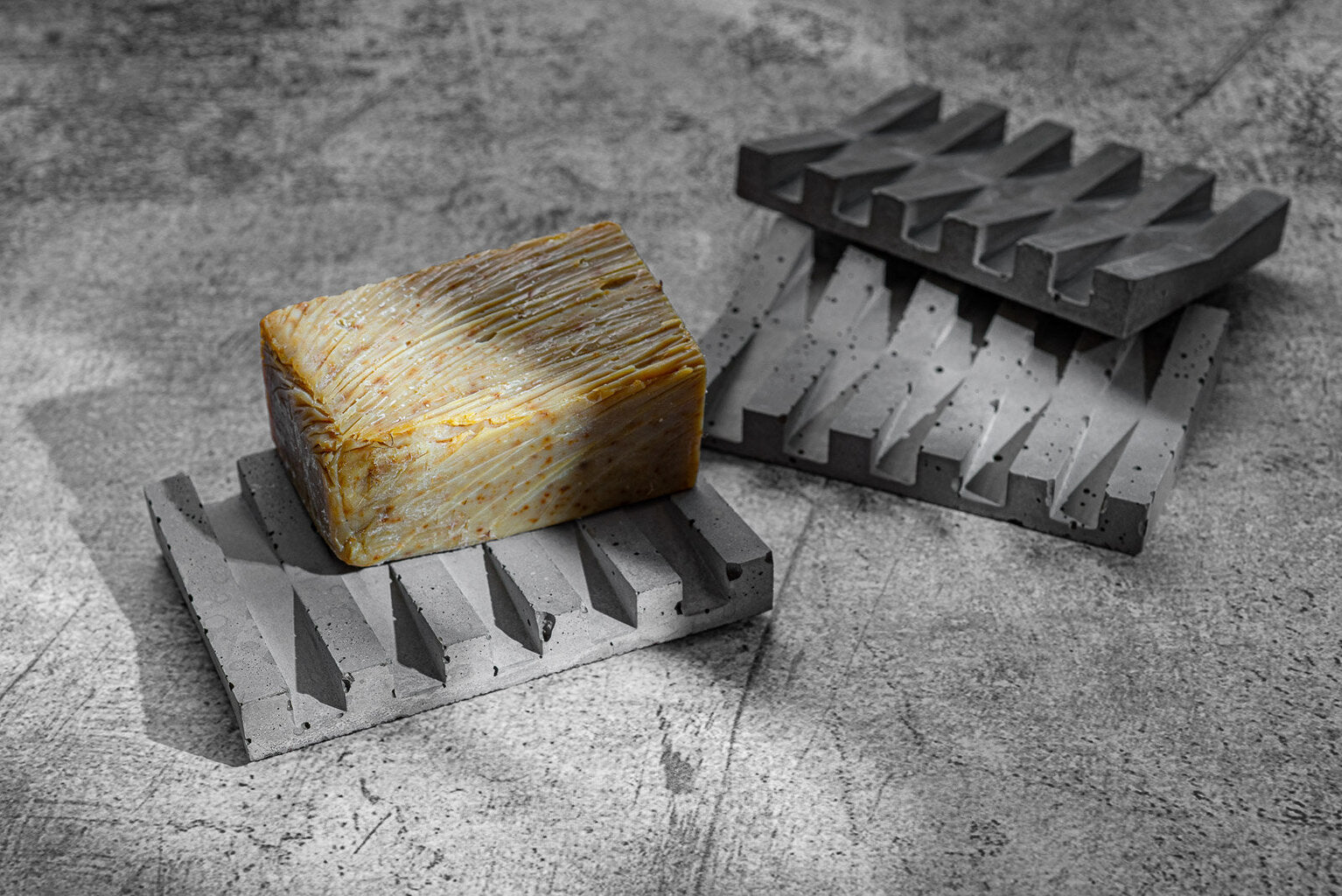 SoapRack Mýdelník Podložka pod mýdlo z betonu symetrická se žlábky