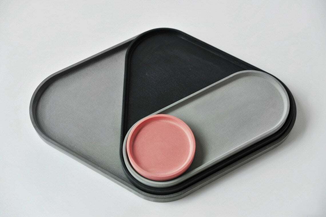 Rounder Tác a podnos s hranou z UHPC betonu trojúhelníkový 27x25cm