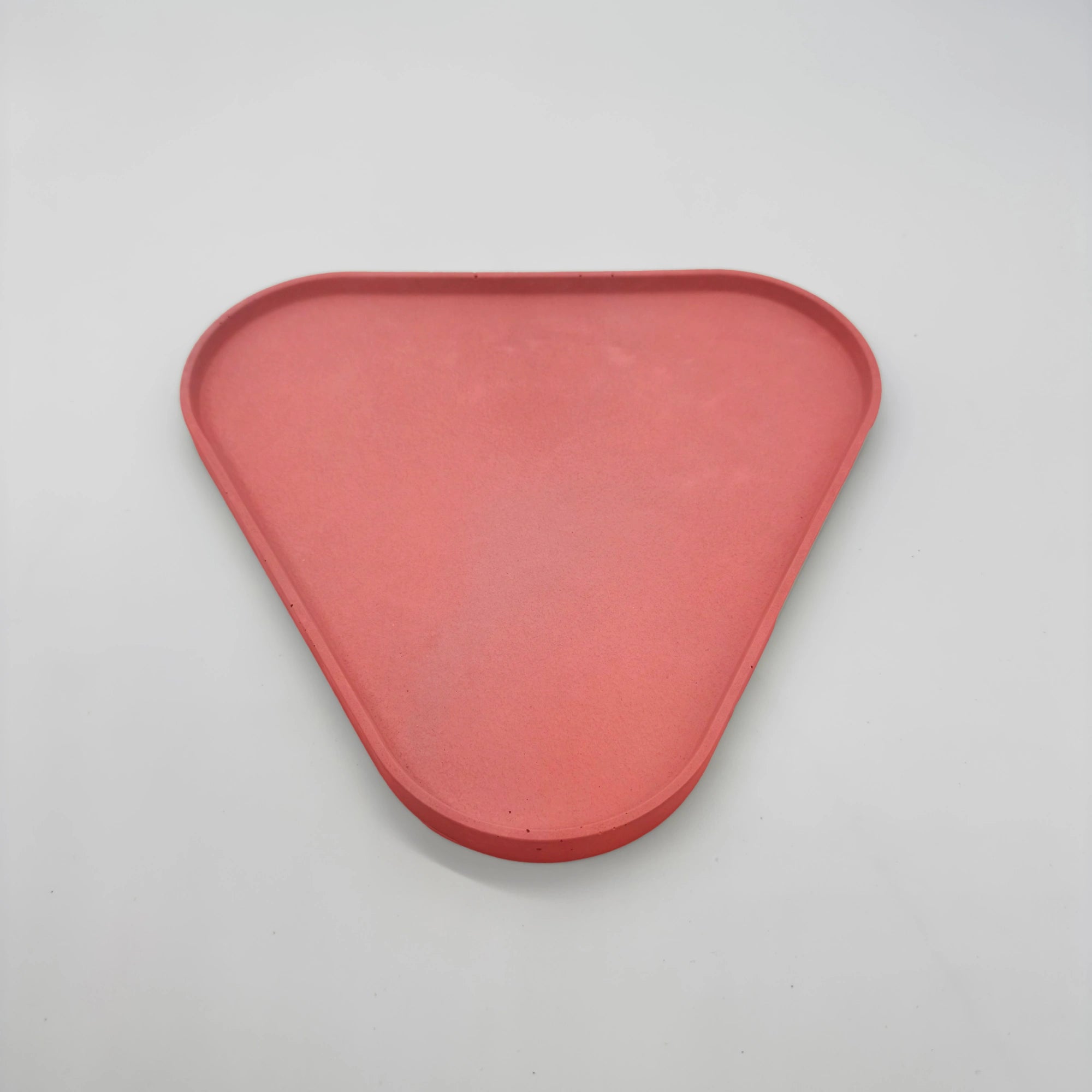 Rounder Tác a podnos s hranou z UHPC betonu trojúhelníkový 27x25cm