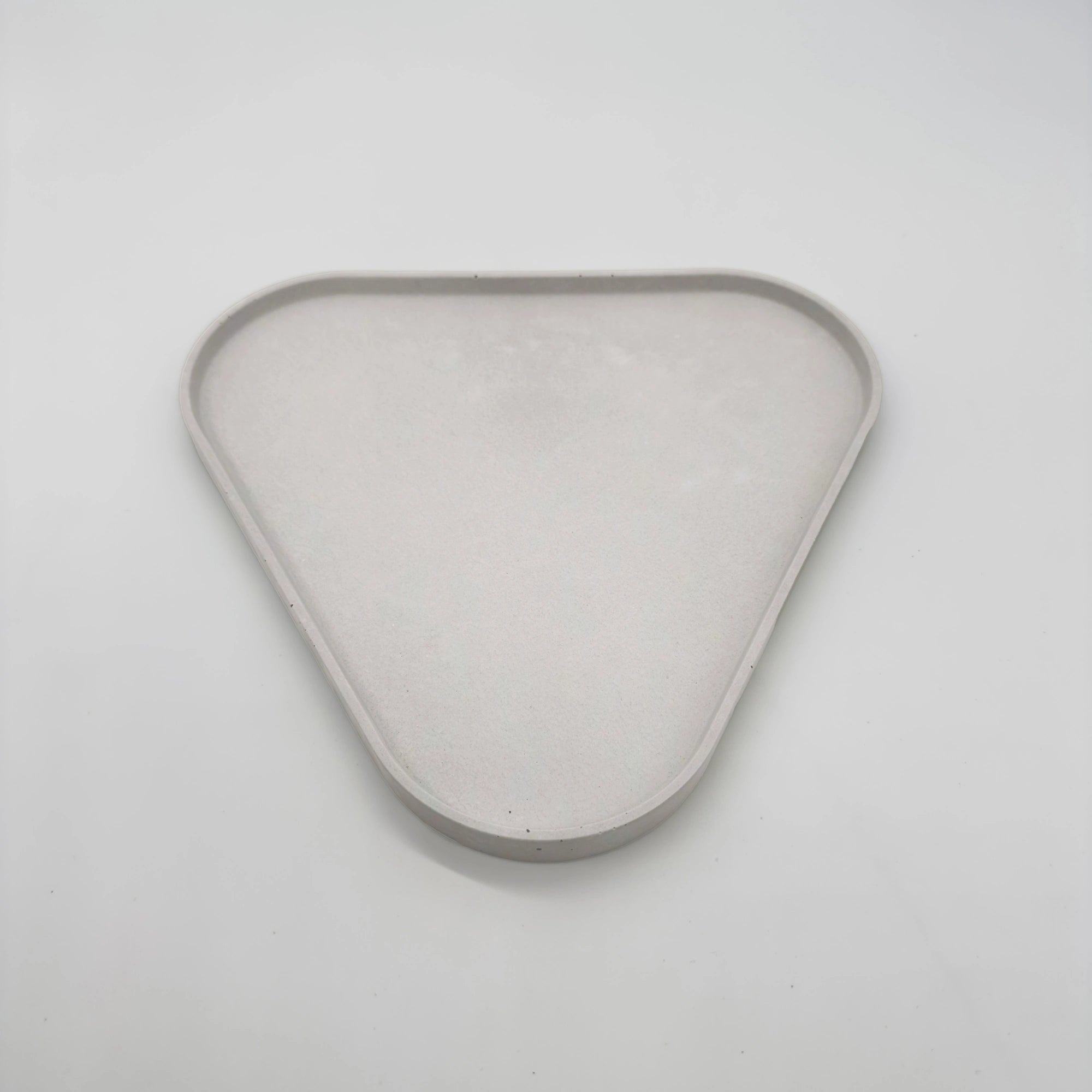 Rounder Tác a podnos s hranou z UHPC betonu trojúhelníkový 27x25cm