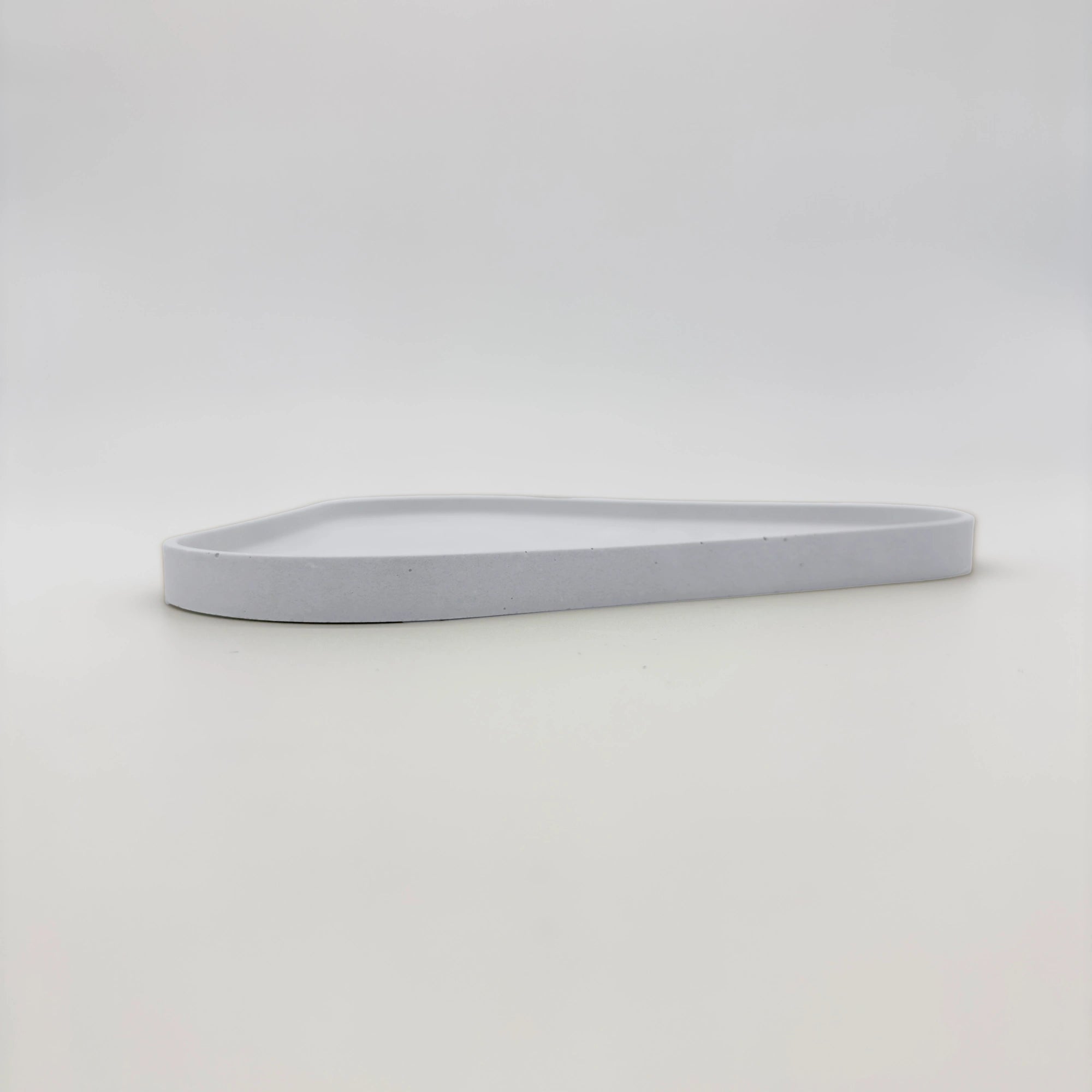 Rounder Tác a podnos s hranou z UHPC betonu trojúhelníkový 27x25cm