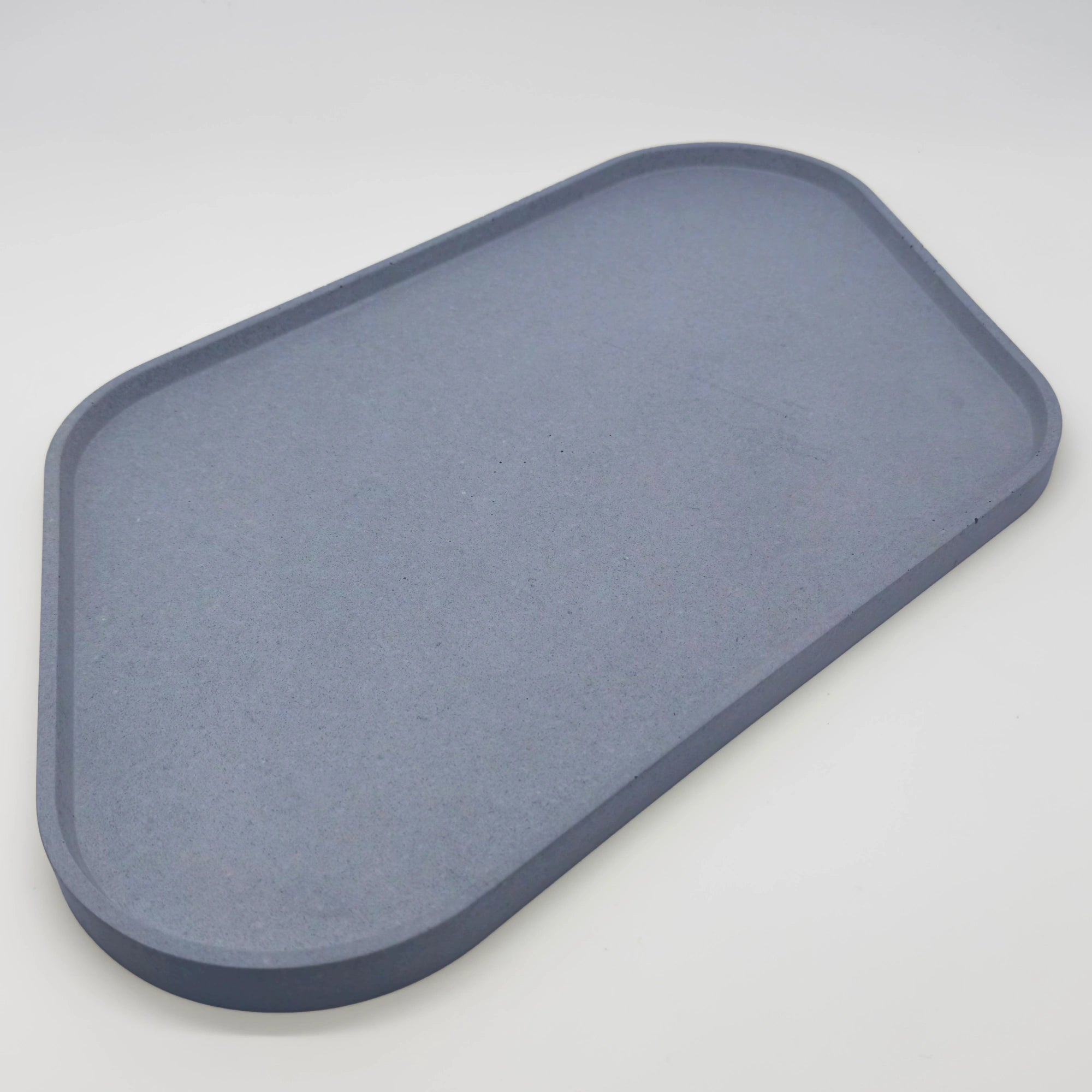 Rounder Podnos a servírovací tác s hranou z UHPC betonu rovnoběžníkový 35x26cm