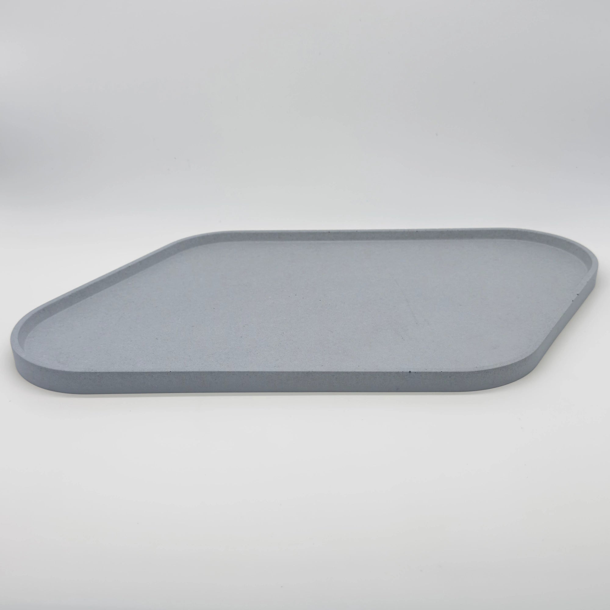 Rounder Podnos a servírovací tác s hranou z UHPC betonu rovnoběžníkový 35x26cm