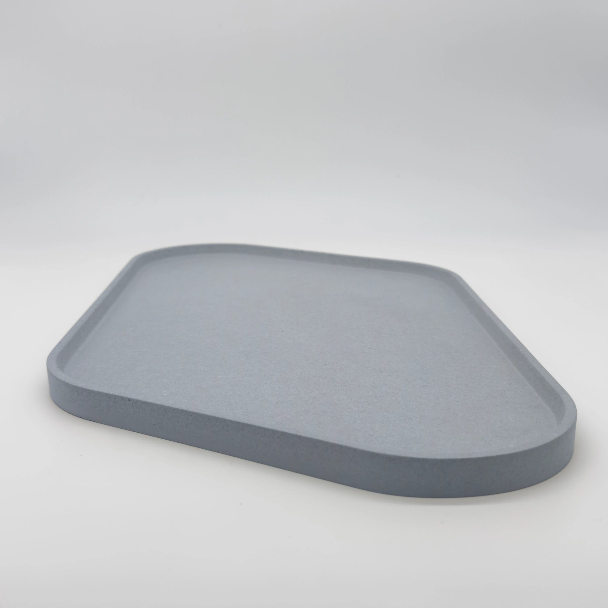 Rounder Podnos a servírovací tác s hranou z UHPC betonu rovnoběžníkový 35x26cm