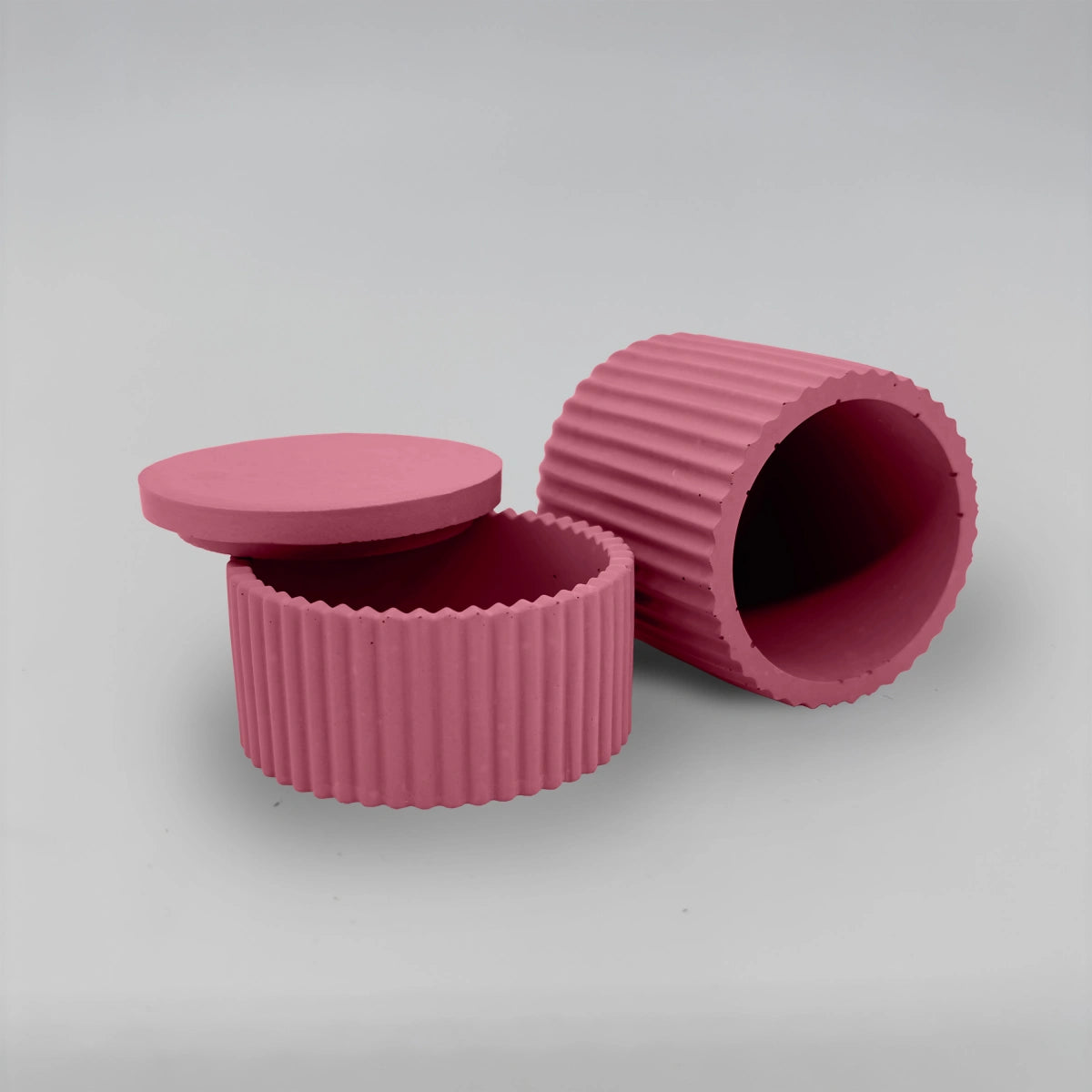 Vasculum 2 Nádobky vroubkované z betonu + obrácené víčko sada