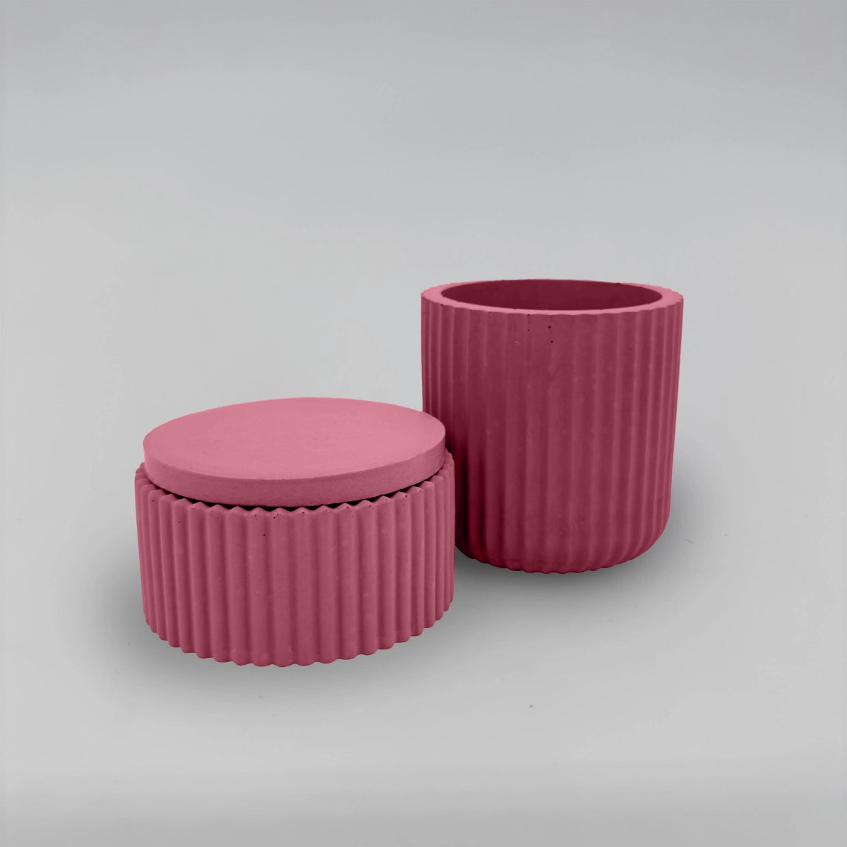 Vasculum 2 Nádobky vroubkované z betonu + obrácené víčko sada