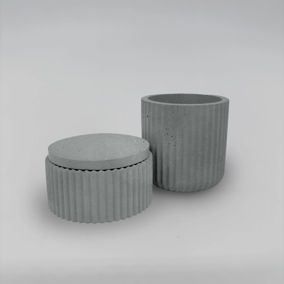 Vasculum 2 Nádobky vroubkované z betonu + obrácené víčko sada