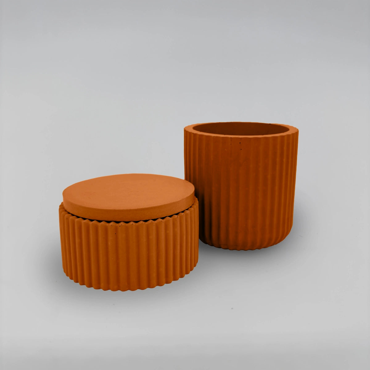 Vasculum 2 Nádobky vroubkované z betonu + obrácené víčko sada