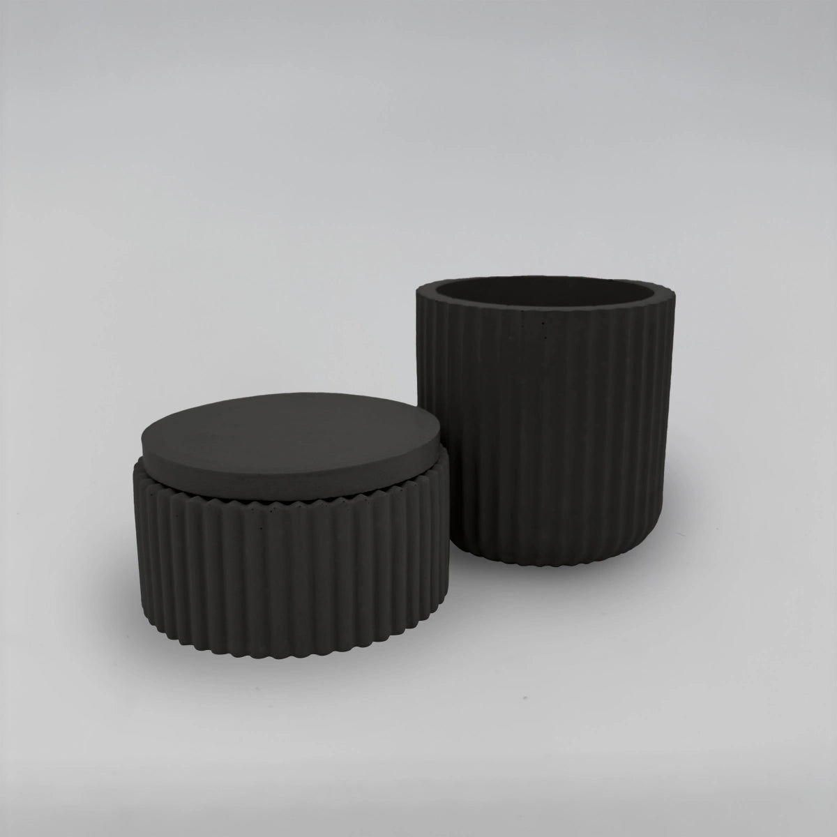 Vasculum 2 Nádobky vroubkované z betonu + obrácené víčko sada