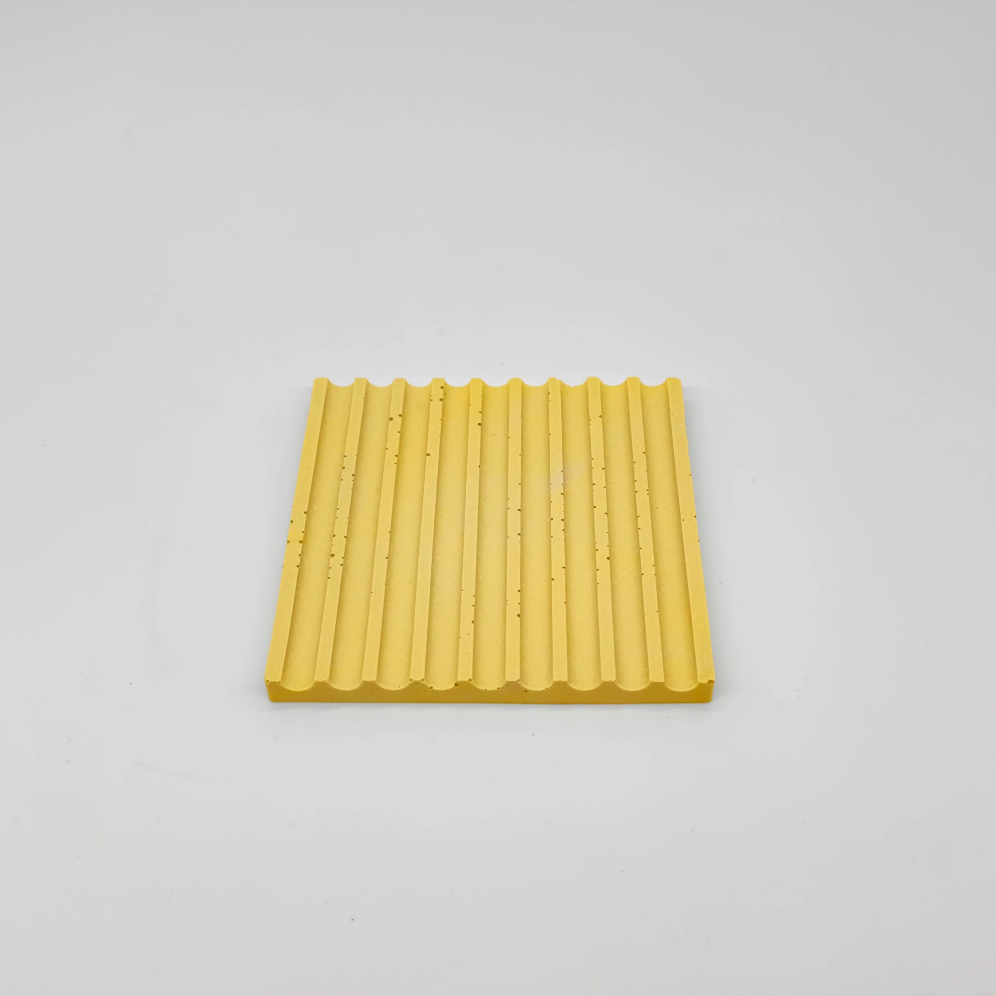 Angularis Tácek s vroubky z UHPC betonu čtvercový