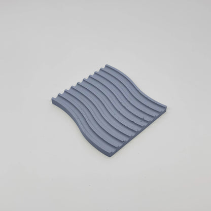 Fluctus Tácek vlnitý čtverec s vroubky z UHPC betonu