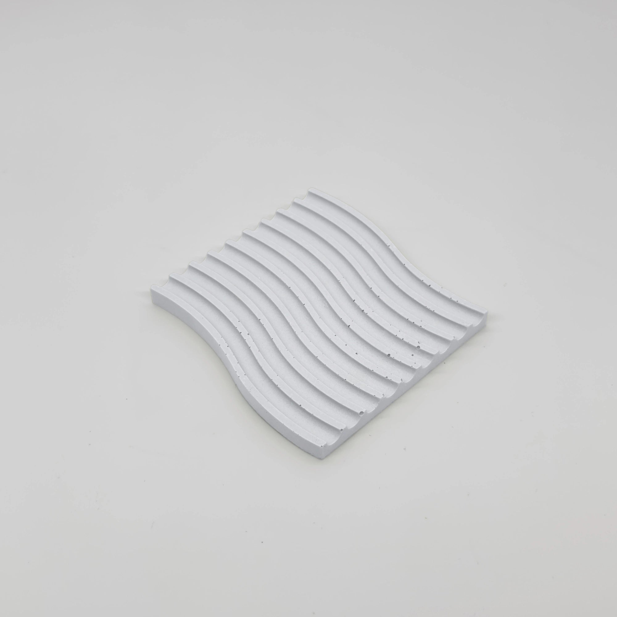 Fluctus Tácek vlnitý čtverec s vroubky z UHPC betonu