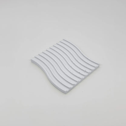 Fluctus Tácek vlnitý čtverec s vroubky z UHPC betonu