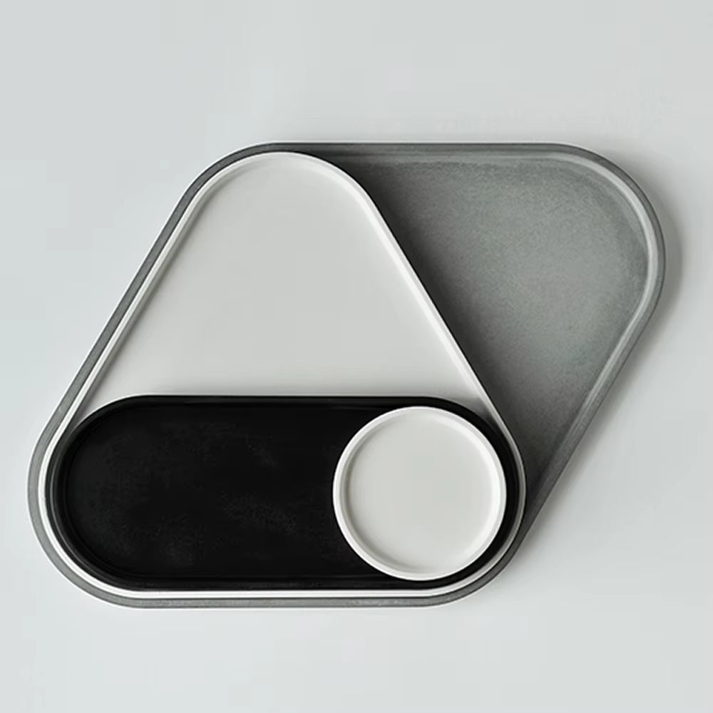 Rounder Tác a podnos s hranou z UHPC betonu trojúhelníkový 27x25cm