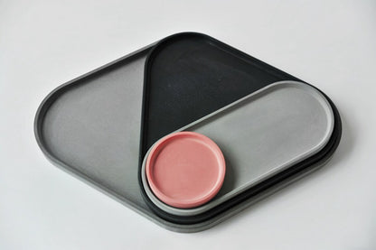 Rounder Podnos a servírovací tác s hranou z UHPC betonu rovnoběžníkový 35x26cm