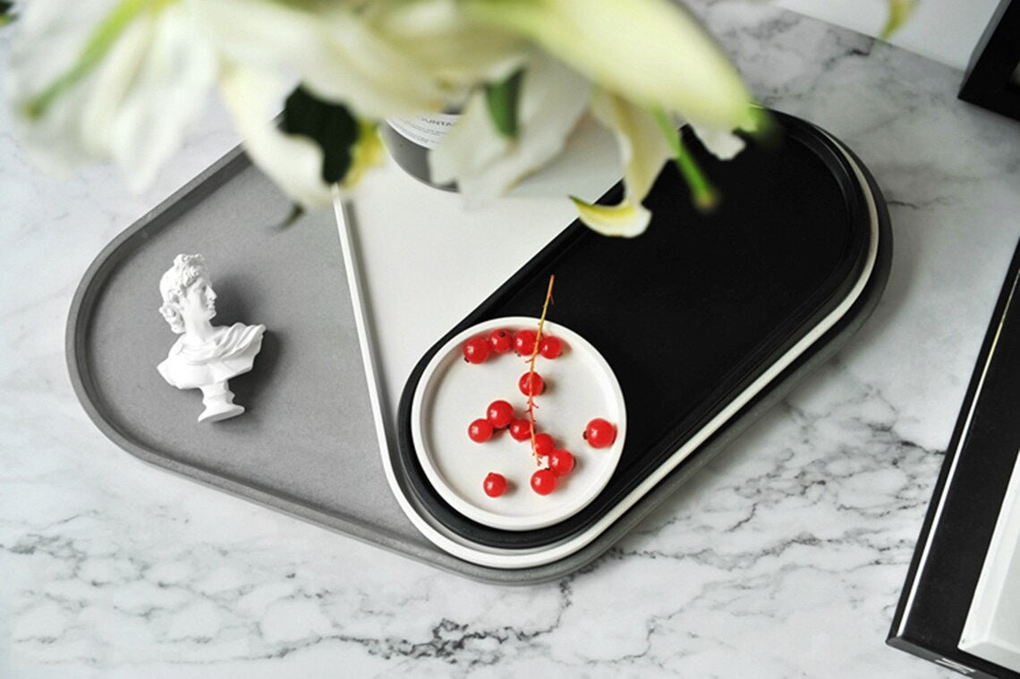 Rounder Tác a podnos s hranou z UHPC betonu trojúhelníkový 27x25cm