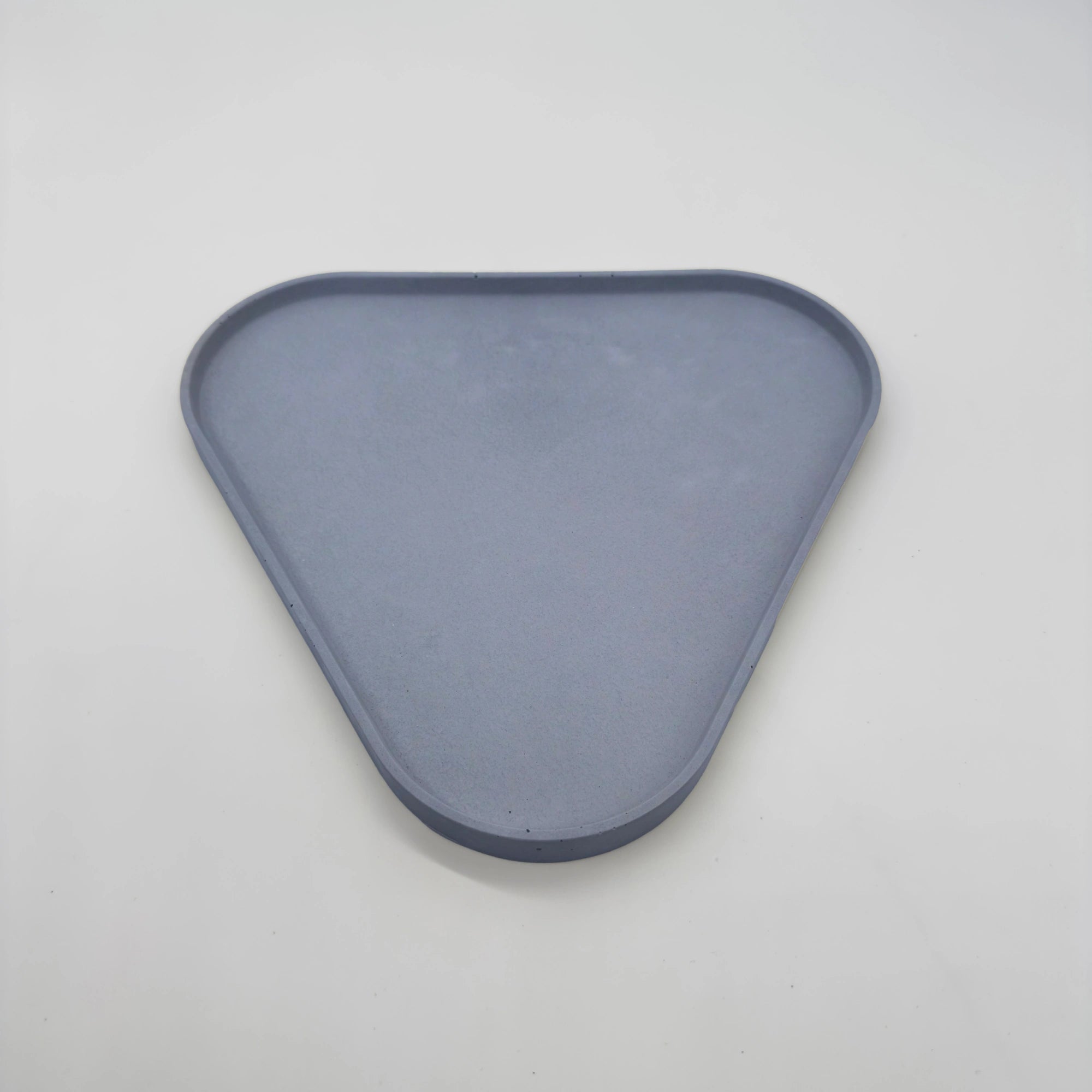 Rounder Tác a podnos s hranou z UHPC betonu trojúhelníkový 27x25cm