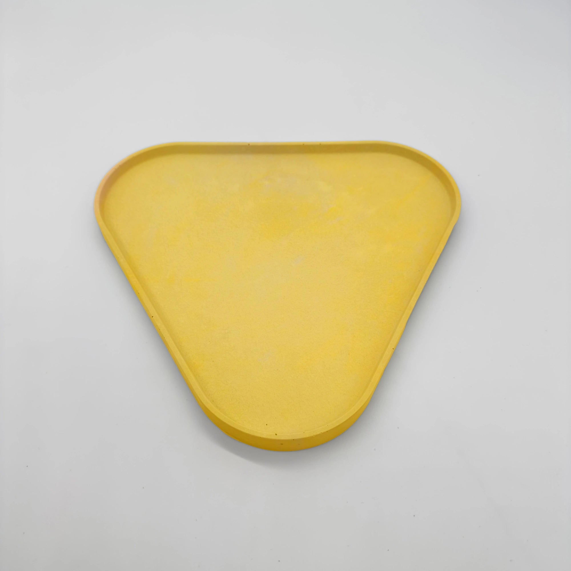 Rounder Tác a podnos s hranou z UHPC betonu trojúhelníkový 27x25cm