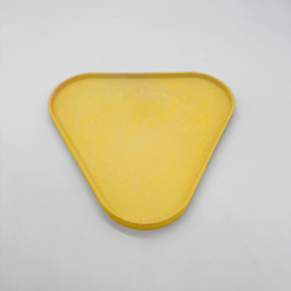 Rounder Tác a podnos s hranou z UHPC betonu trojúhelníkový 27x25cm