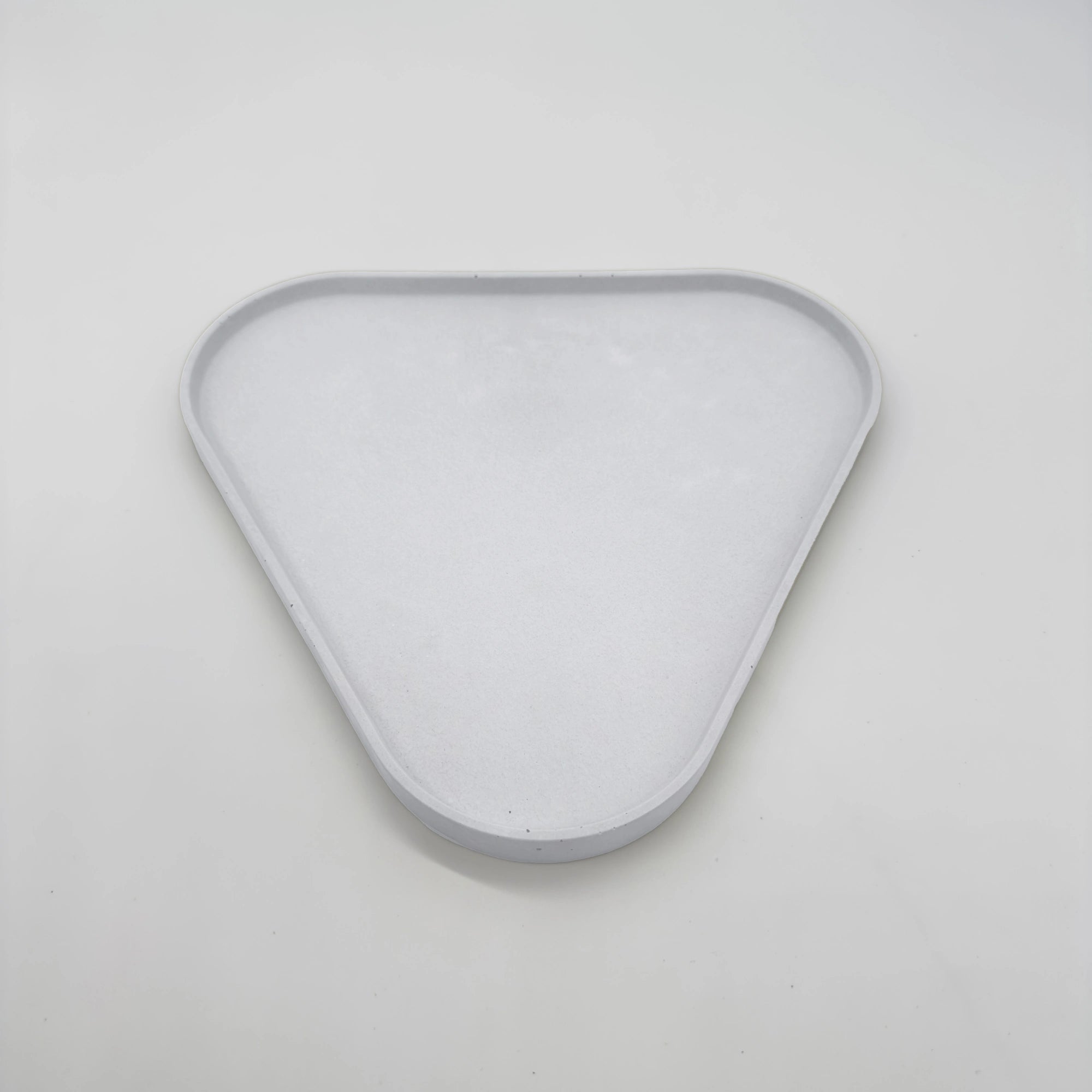 Rounder Tác a podnos s hranou z UHPC betonu trojúhelníkový 27x25cm