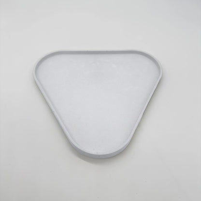 Rounder Tác a podnos s hranou z UHPC betonu trojúhelníkový 27x25cm