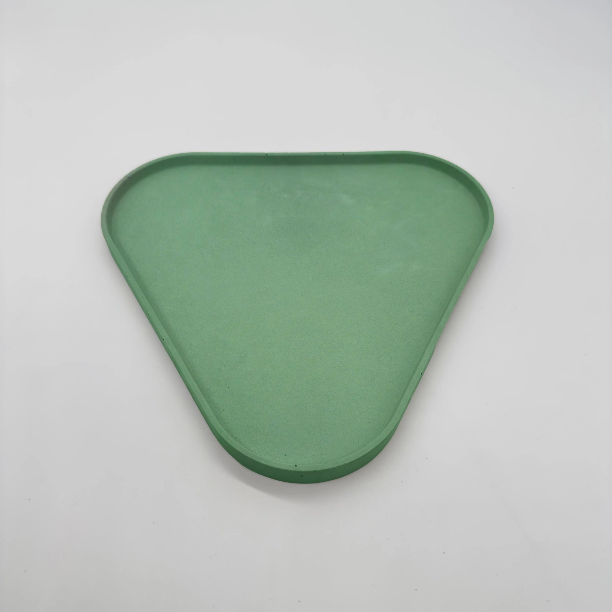 Rounder Tác a podnos s hranou z UHPC betonu trojúhelníkový 27x25cm