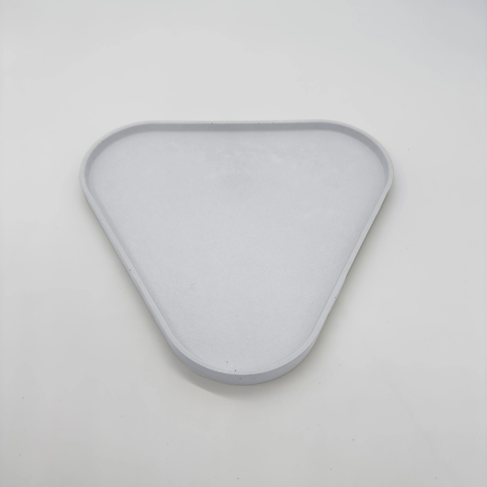 Rounder Tác a podnos s hranou z UHPC betonu trojúhelníkový 27x25cm