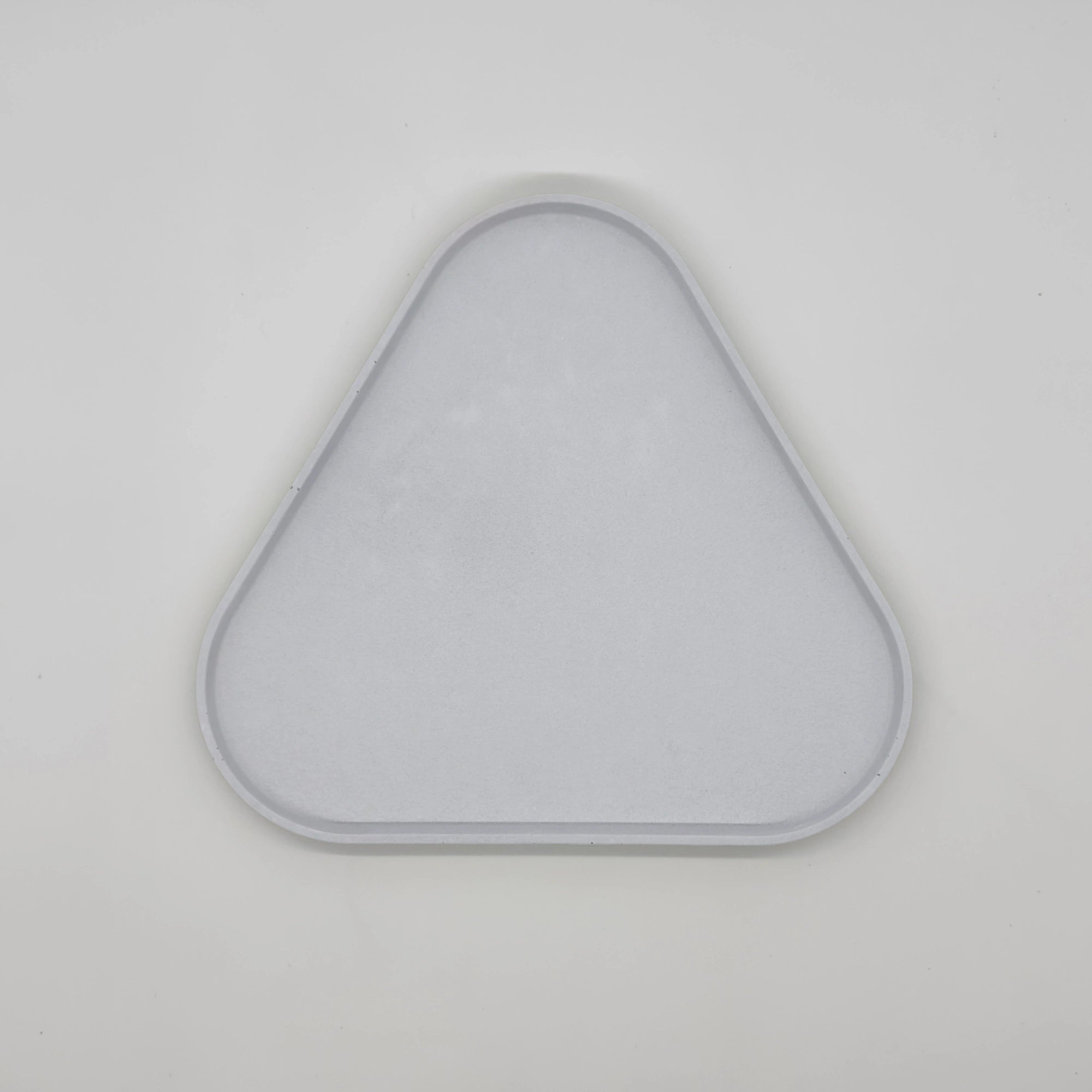 Rounder Tác a podnos s hranou z UHPC betonu trojúhelníkový 27x25cm