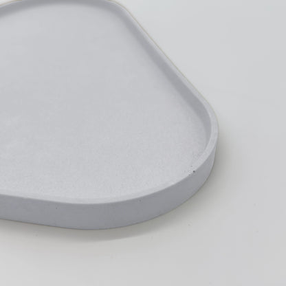 Rounder Tác a podnos s hranou z UHPC betonu trojúhelníkový 27x25cm