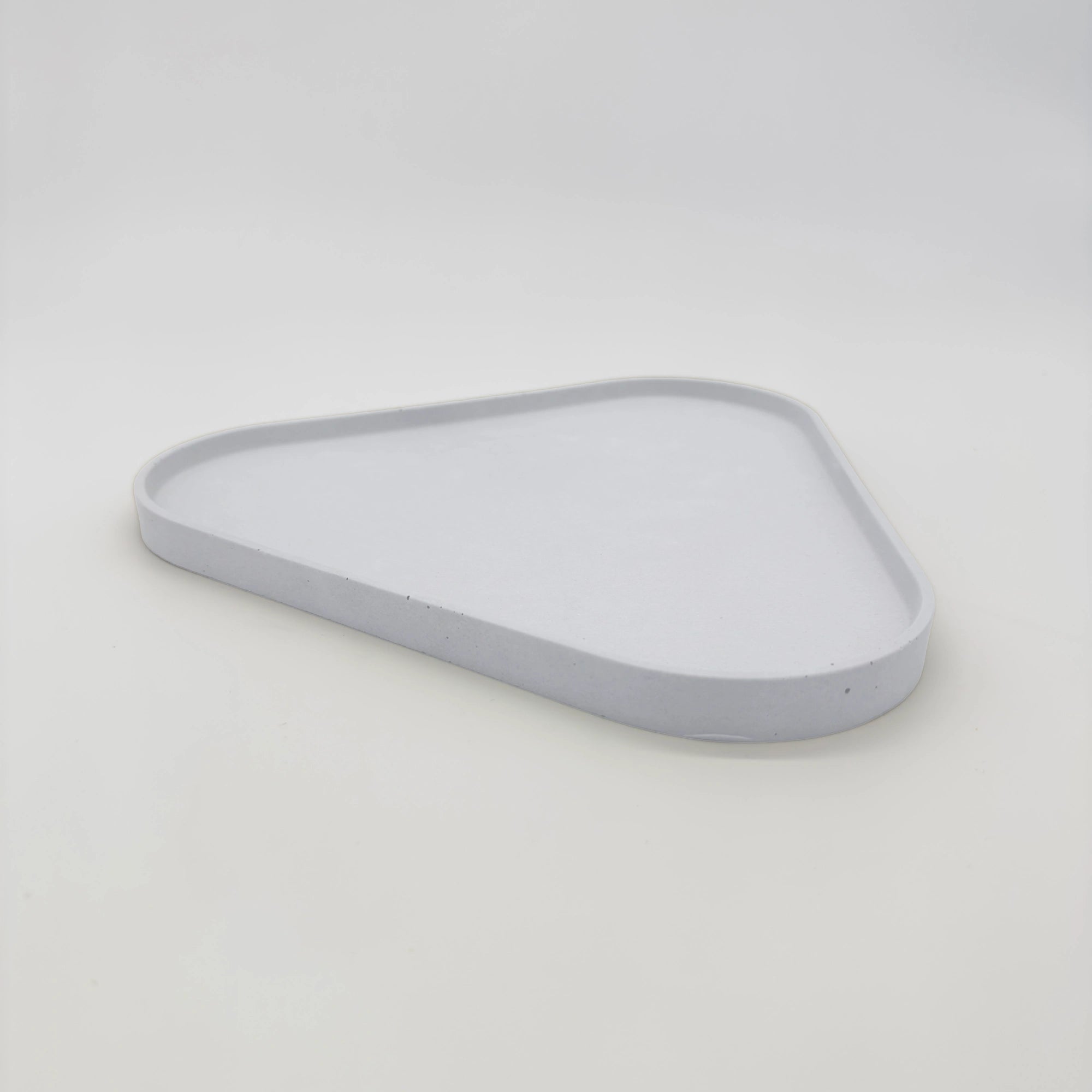 Rounder Tác a podnos s hranou z UHPC betonu trojúhelníkový 27x25cm