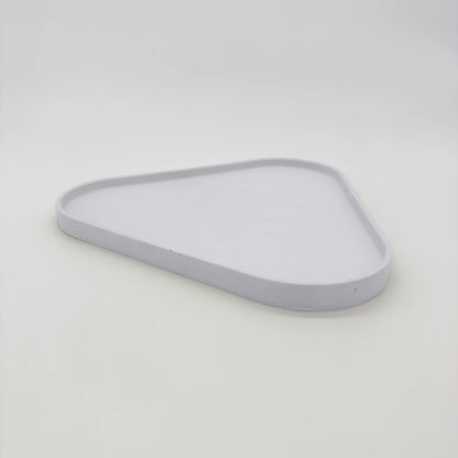 Rounder Tác a podnos s hranou z UHPC betonu trojúhelníkový 27x25cm