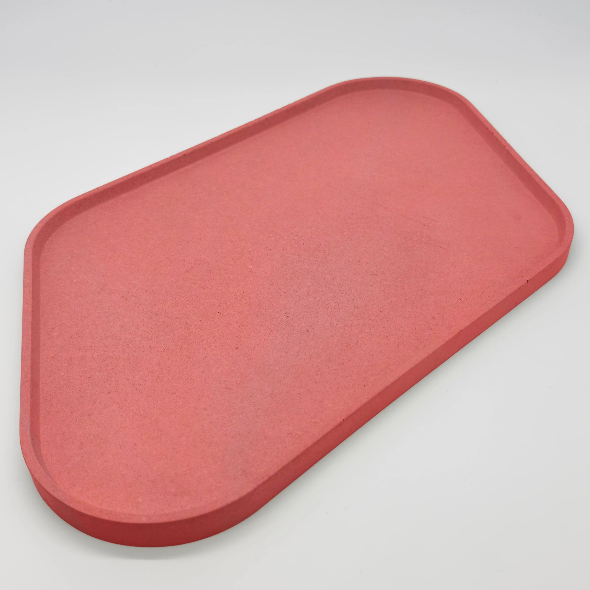 Rounder Podnos a servírovací tác s hranou z UHPC betonu rovnoběžníkový 35x26cm