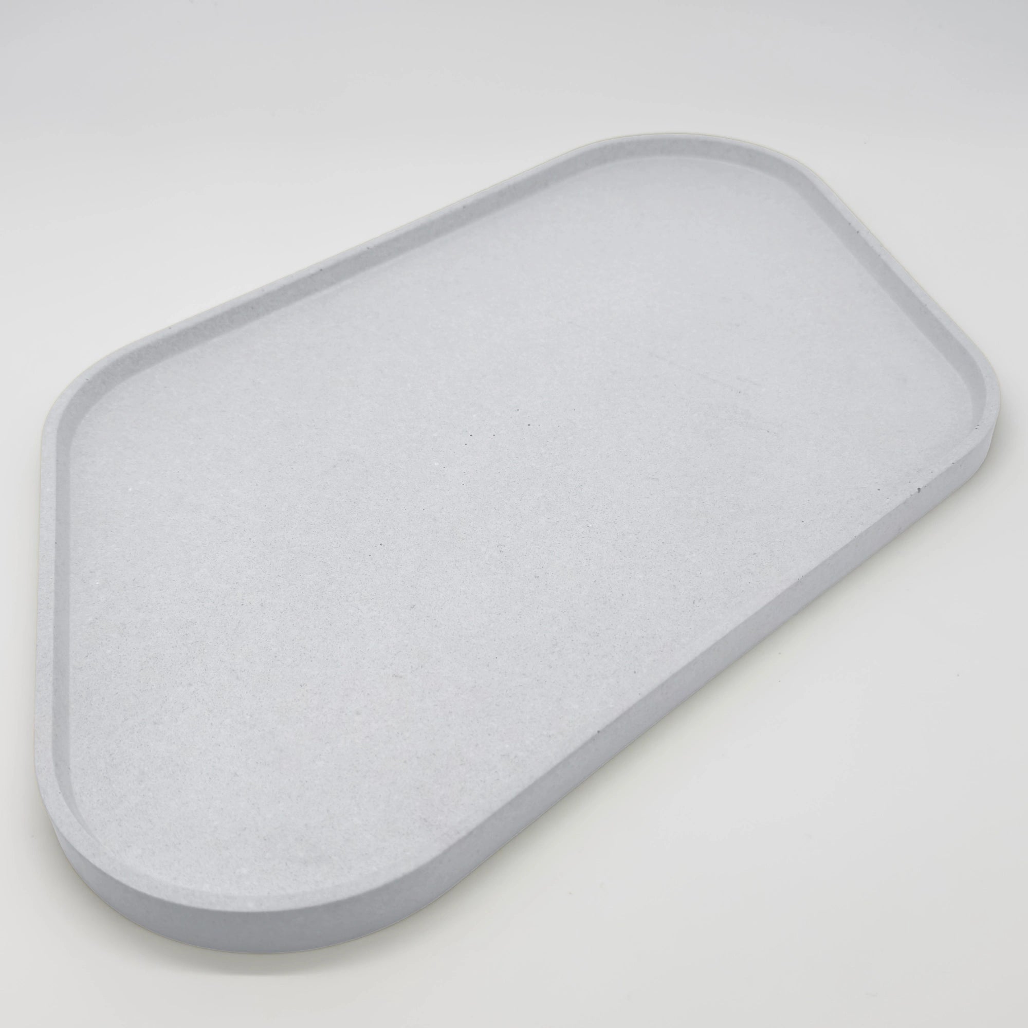 Rounder Podnos a servírovací tác s hranou z UHPC betonu rovnoběžníkový 35x26cm