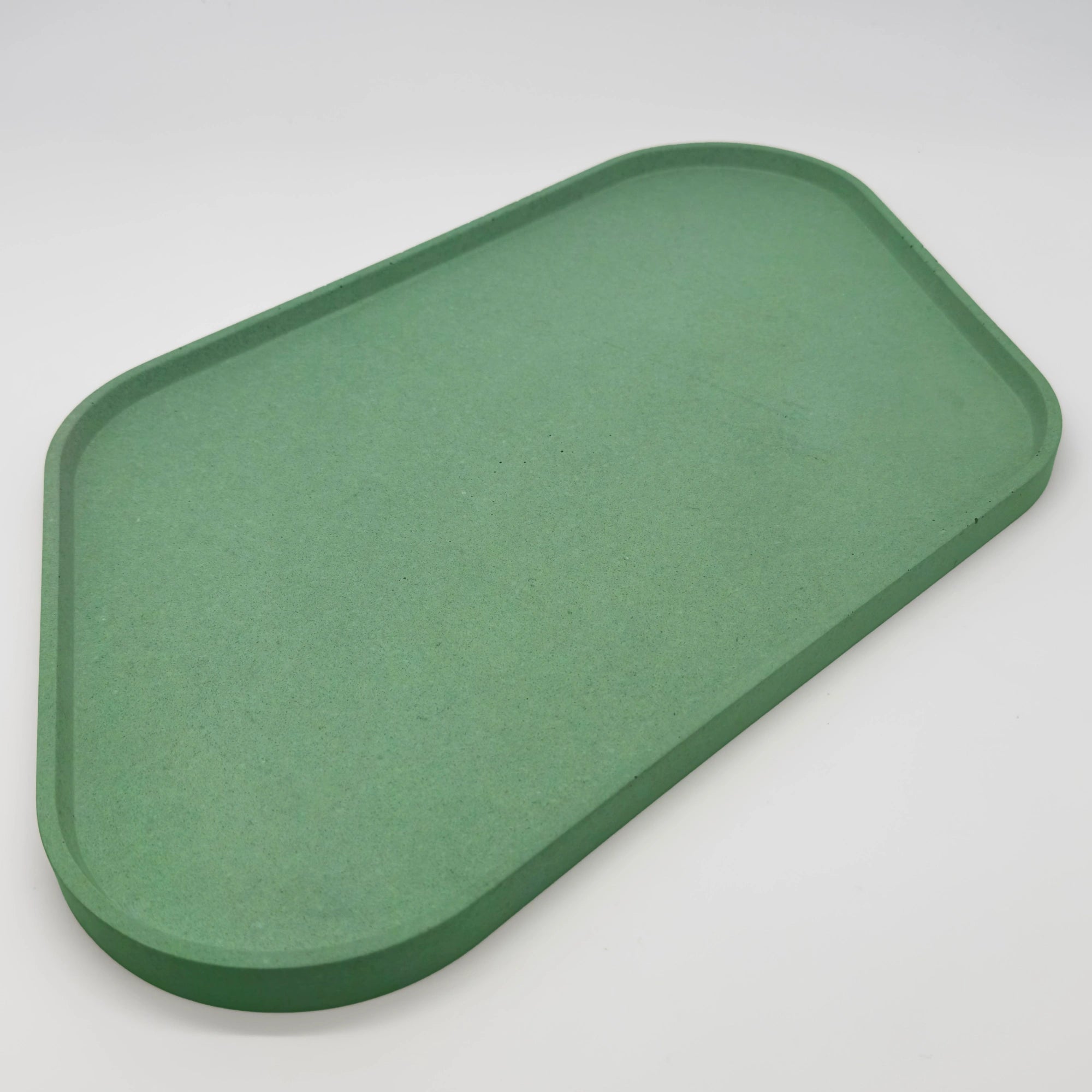 Rounder Podnos a servírovací tác s hranou z UHPC betonu rovnoběžníkový 35x26cm