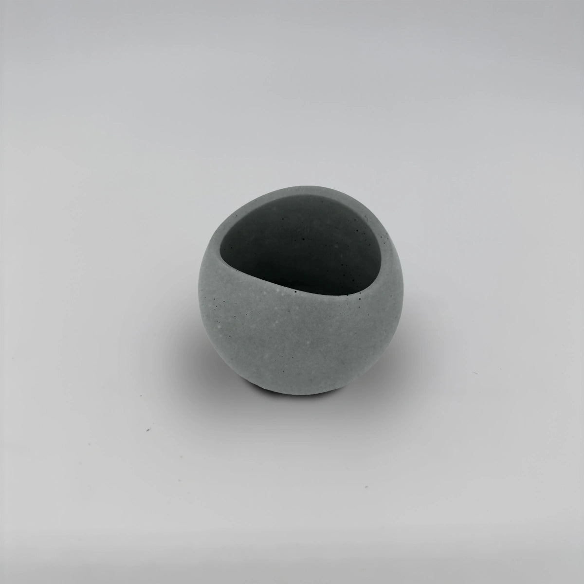 TulipJar Nádobka zaoblená se zavlněným okrajem z betonu