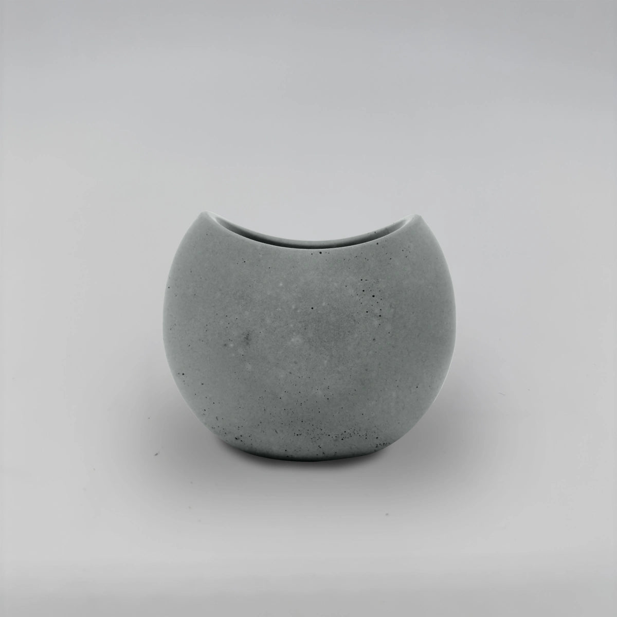 TulipJar Nádobka zaoblená se zavlněným okrajem z betonu