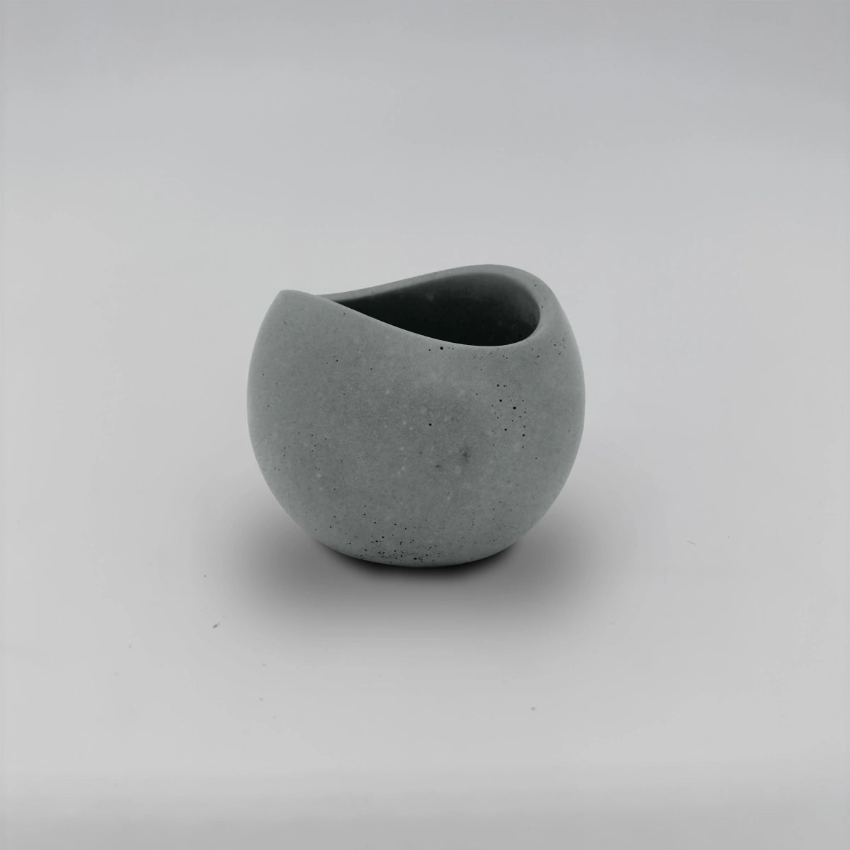 TulipJar Nádobka zaoblená se zavlněným okrajem z betonu