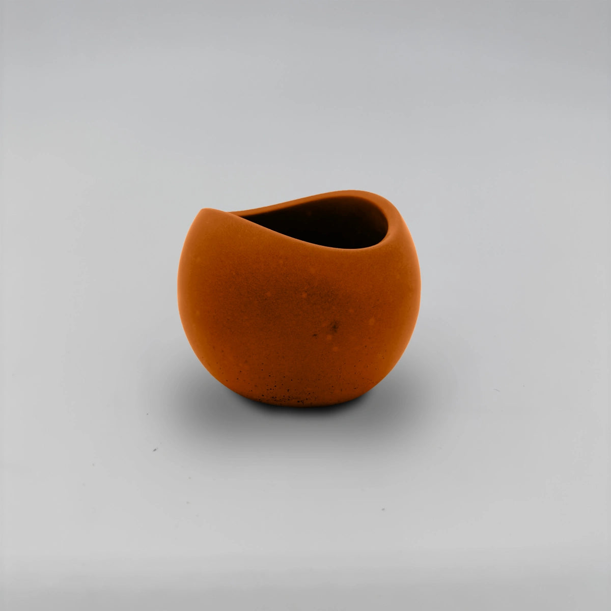 TulipJar Nádobka zaoblená se zavlněným okrajem z betonu