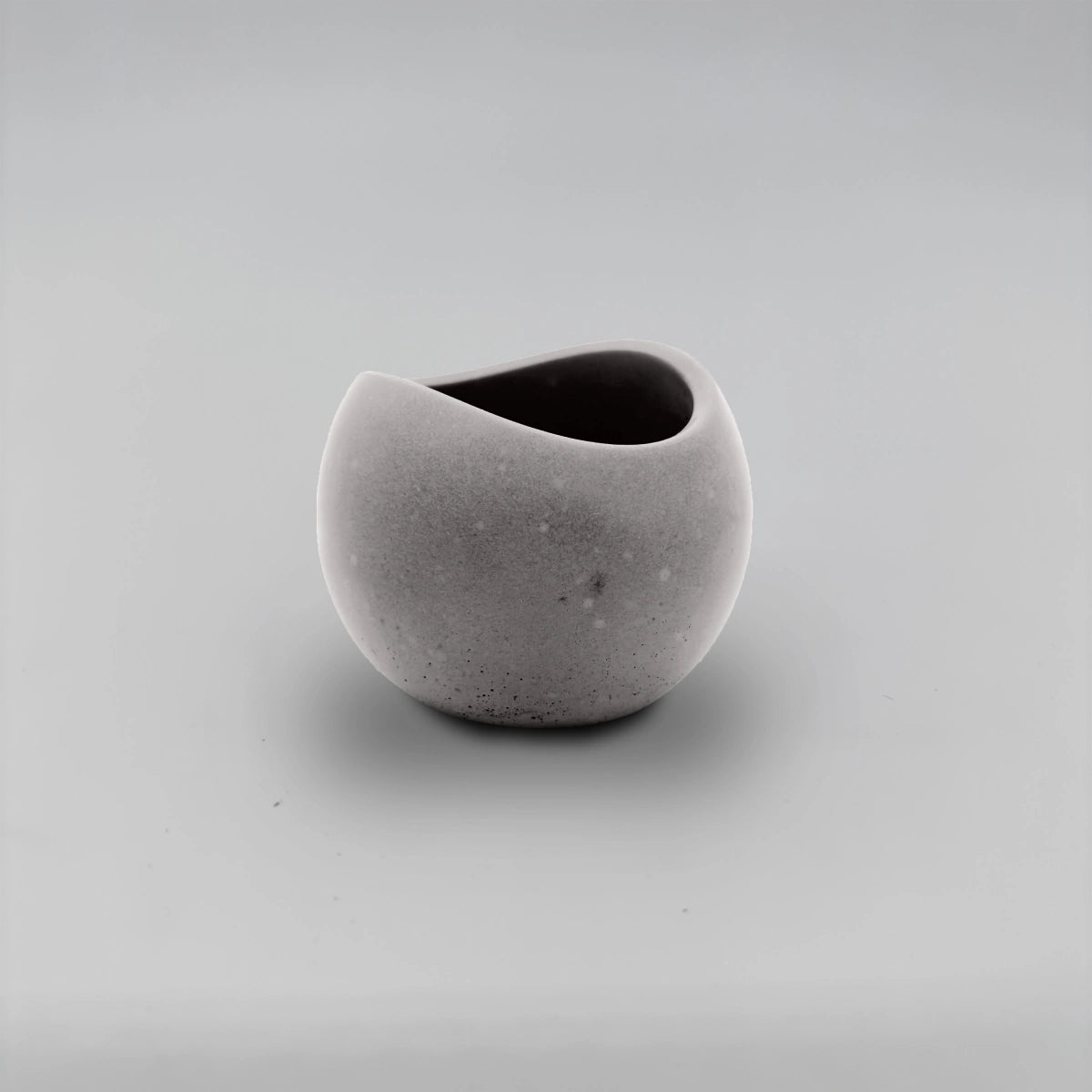 TulipJar Nádobka zaoblená se zavlněným okrajem z betonu