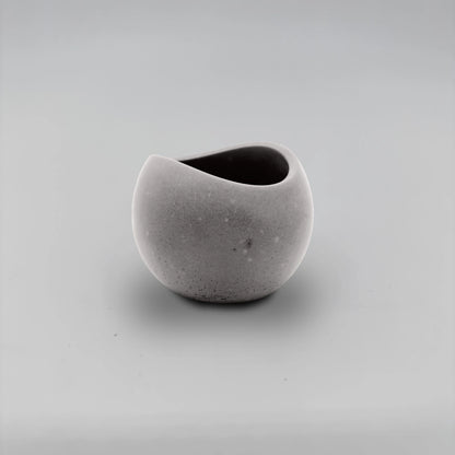 TulipJar Nádobka zaoblená se zavlněným okrajem z betonu