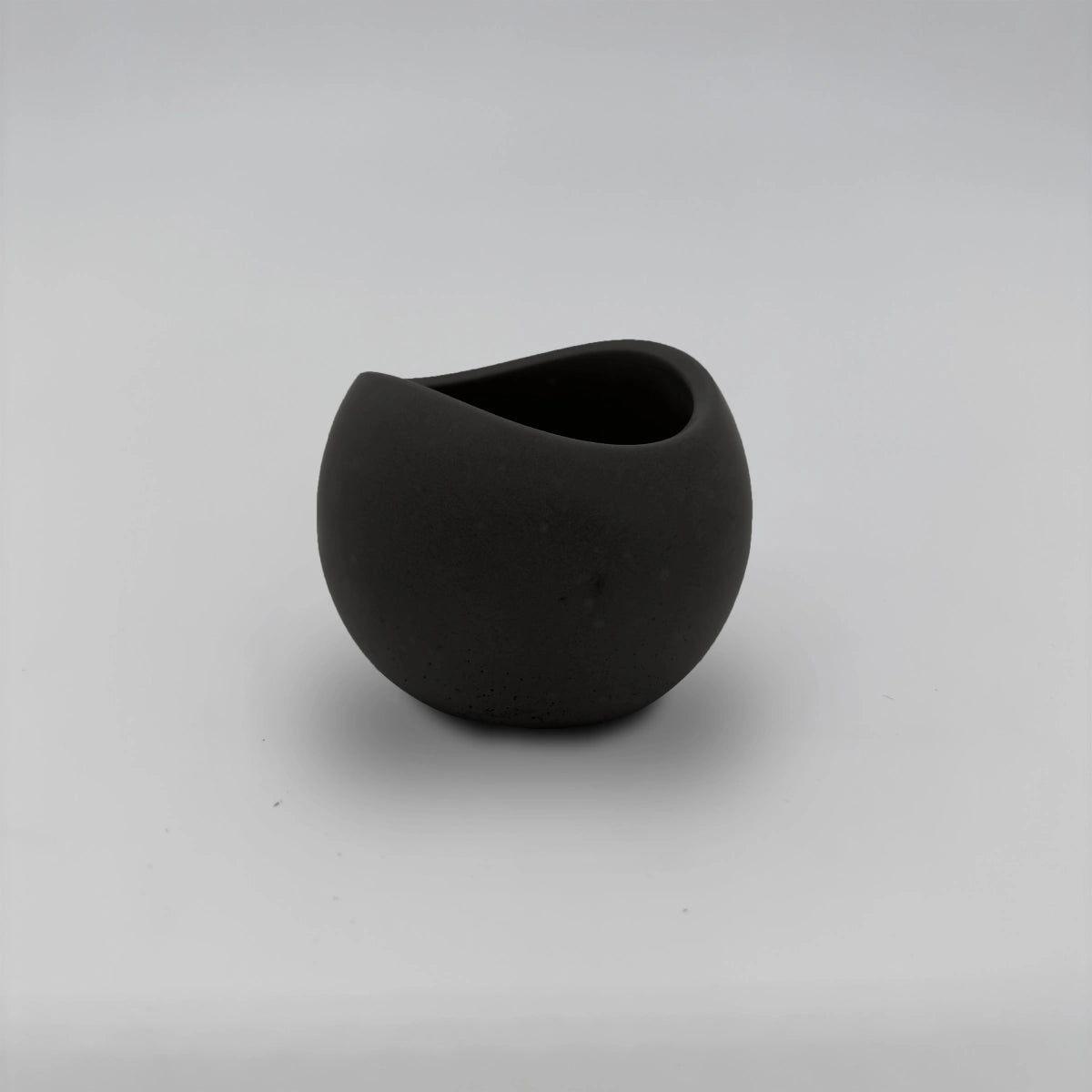 TulipJar Nádobka zaoblená se zavlněným okrajem z betonu