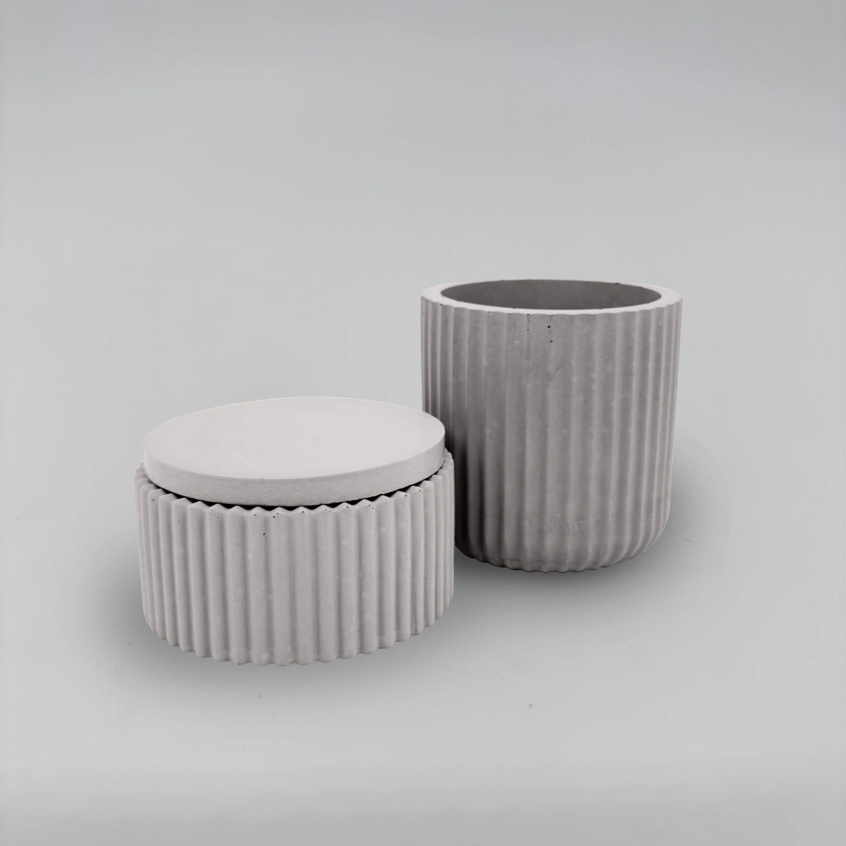 Vasculum 2 Nádobky vroubkované z betonu + obrácené víčko sada