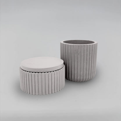 Vasculum 2 Nádobky vroubkované z betonu + obrácené víčko sada